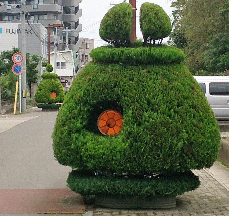 道端で出会った奇妙な植木 グリーンモンスター の謎に迫った Tohoku360