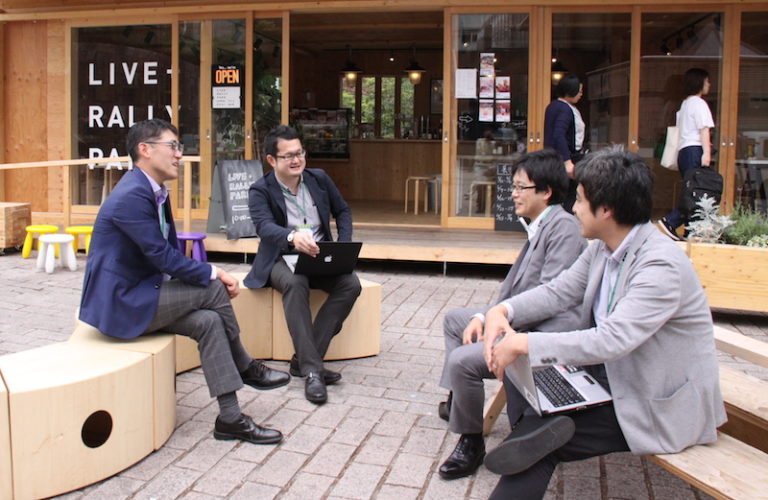 白川裕也さん(左から2番目)と仙台市経済局産業振興課創業支援係のメンバー