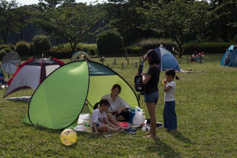 カラフルなテントが所狭しと並ぶ都内の公園（小林知史撮影）