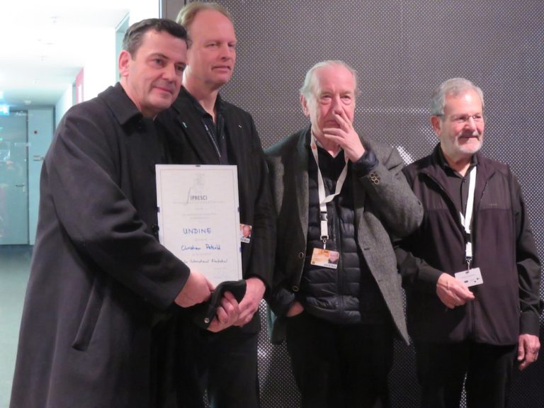 国際映画批評家連盟賞を受賞した『ウンディーネ』のクリスティアン・ペッツォルト監督（左端）と審査員の面々