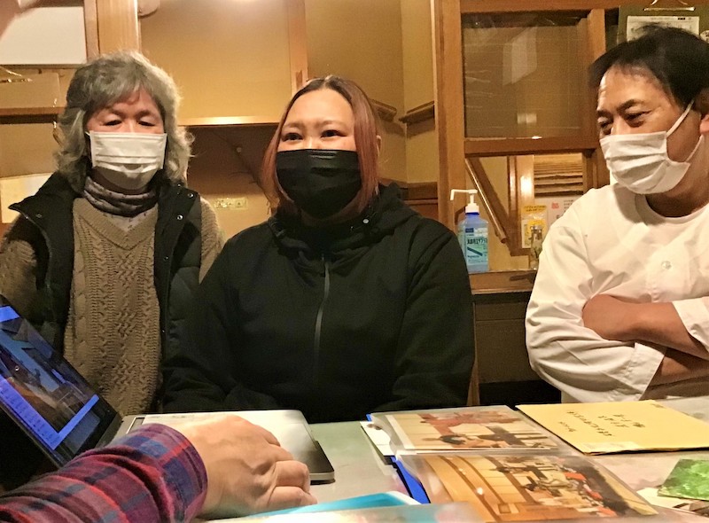 渋谷さんを惜しんで語り合う、（右から）横山さん、妻とみ子さん、佐藤さん＝2022年3月30日、追分温泉