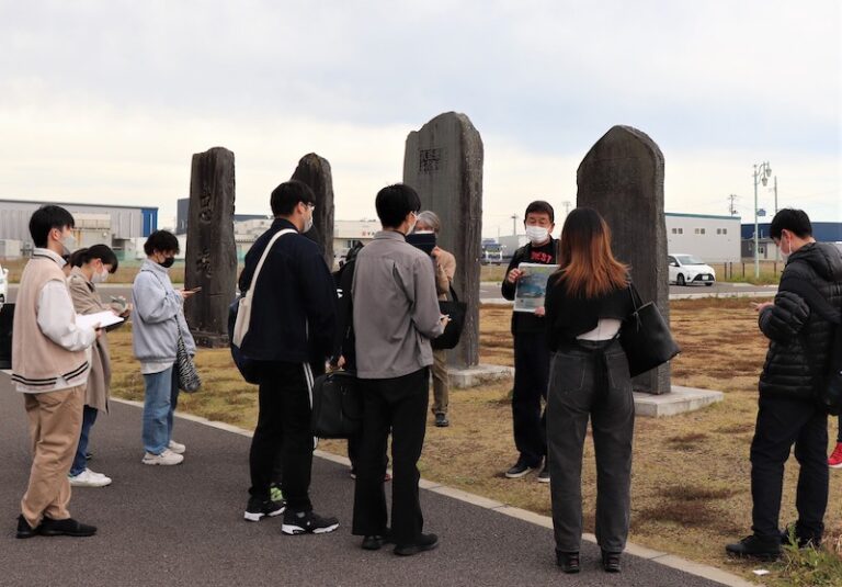 昭和三陸大津波の教訓を伝えながら、忘れられた石碑の前で語る長沼さん＝2022年10月22日、名取市閖上
