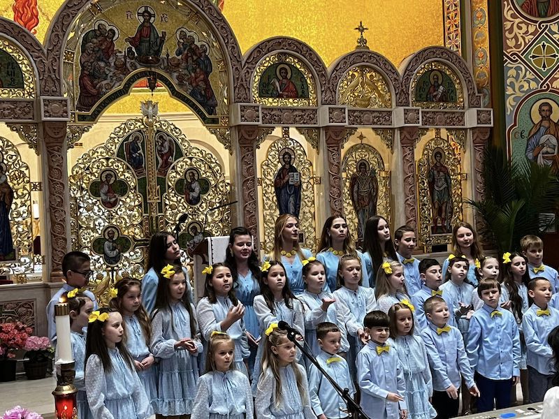 米国ニューヨークの教会で母国の平和を祈って歌る、ウクライナ人の子どもたち＝2023年5月1日