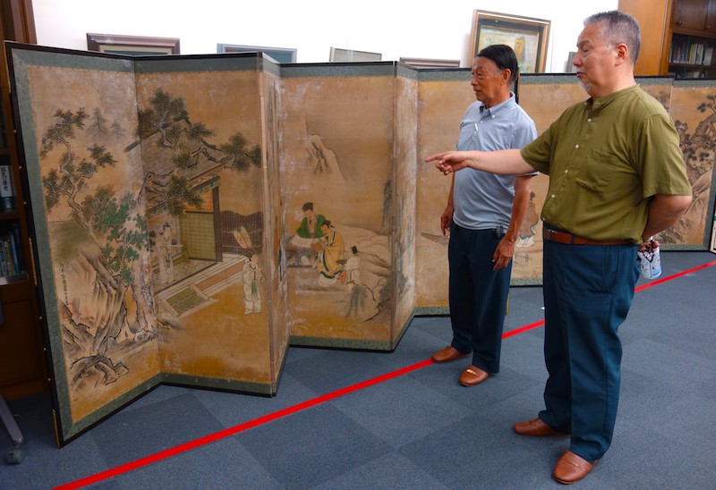 江戸初期の狩野安信筆と思われる屏風絵。救出資料から見つかった＝2023年９月３日　シンポジウム会場 