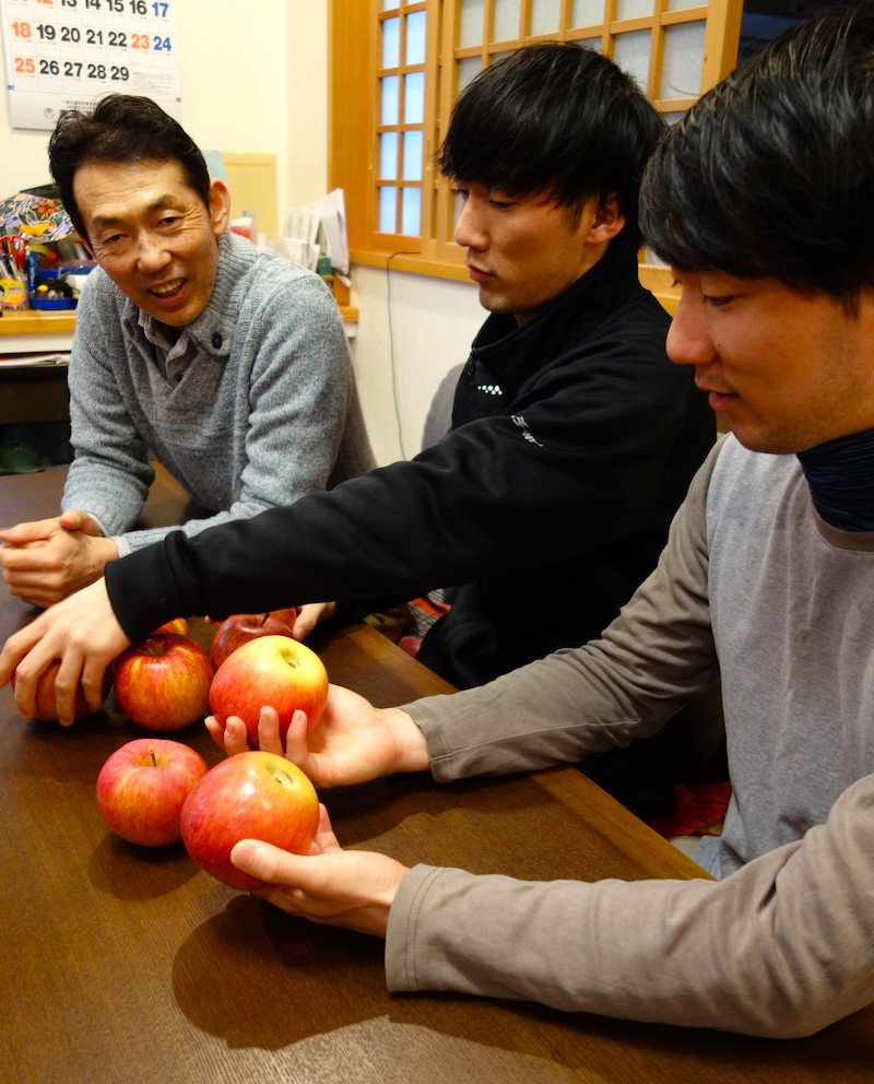 家での団らんのひととき、２つ新品種のリンゴの違いを息子たちに当てさせる山本さん