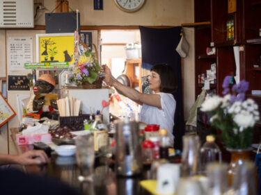 奥州市のスナックを継ぎ「南部鉄器カフェ」をつくる。南部鉄器文化を守るクラウドファンディングに挑戦