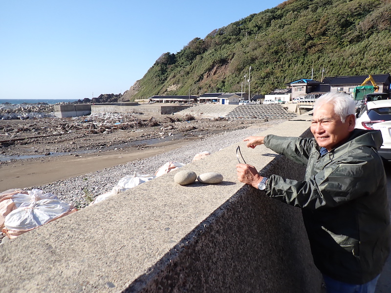 深見集落の住民たちの絆を語る元区長・吉田勲さん＝2024年11月4日、輪島市門前町